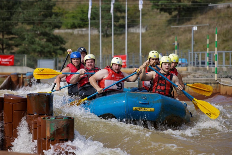 Und ab dafür: Die Boote mit den Teams sausten mit hoher Geschwindigkeit den Kanupark hinab.