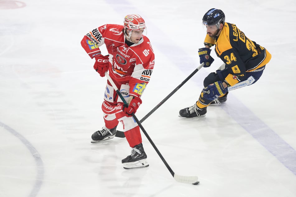 Adam McCormick (l.) drehte die Partie innerhalb von nur zwei Minuten.