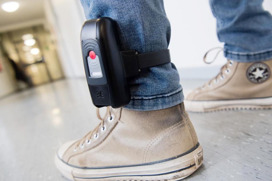 Mithilfe von elektronischen Fußfesseln sollen Polizisten zukünftig besser gegen terroristische Straftaten vorgehen können.