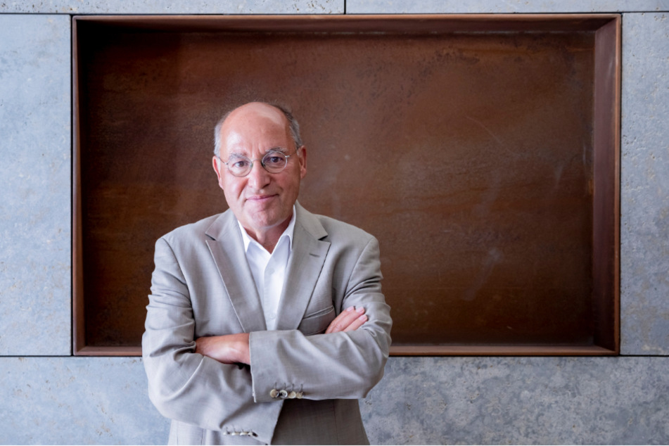 Gregor Gysi bei einem Interviewtermin im Jakob-Kaiser-Haus des Deutschen Bundestages.