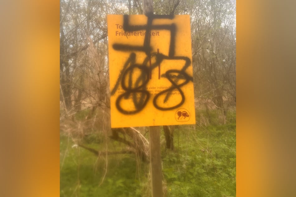 Auch ein Hinweisschild wurde von mutmaßlich Rechtsextremen mit schwarzer Farbe verunstaltet.