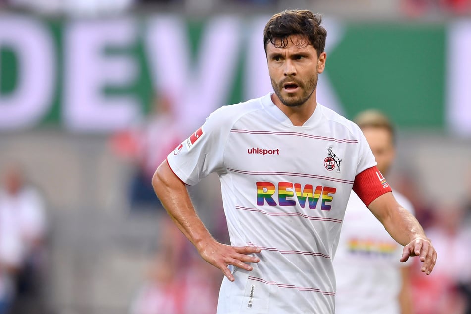 Kapitän Jonas Hector (32) trägt ein Sondertrikot des 1. FC Köln. Das Rewe-Logo ist in Regenbogenfarben gehalten und steht für Diversität.