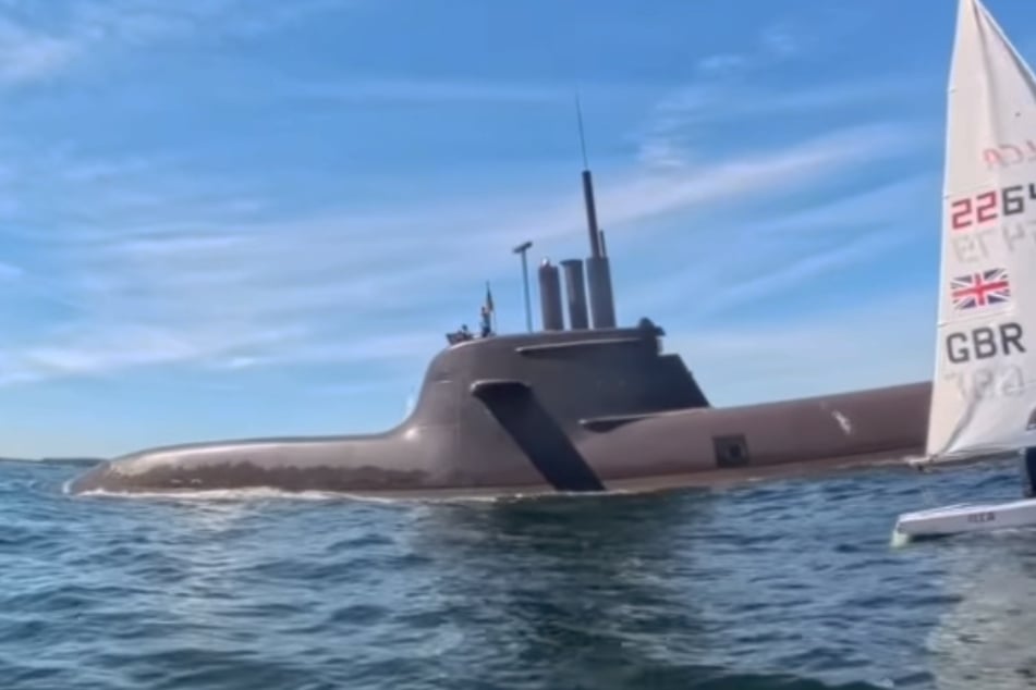 Ein U-Boot der Marine kreuzte bei der Kieler Woche ein Regattasegeln.