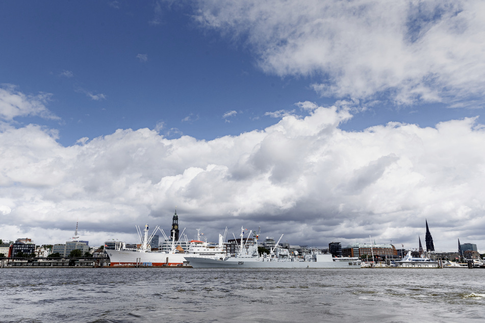 Der Himmel über Hamburg wird auch weiterhin oft Wolken zu bieten haben.