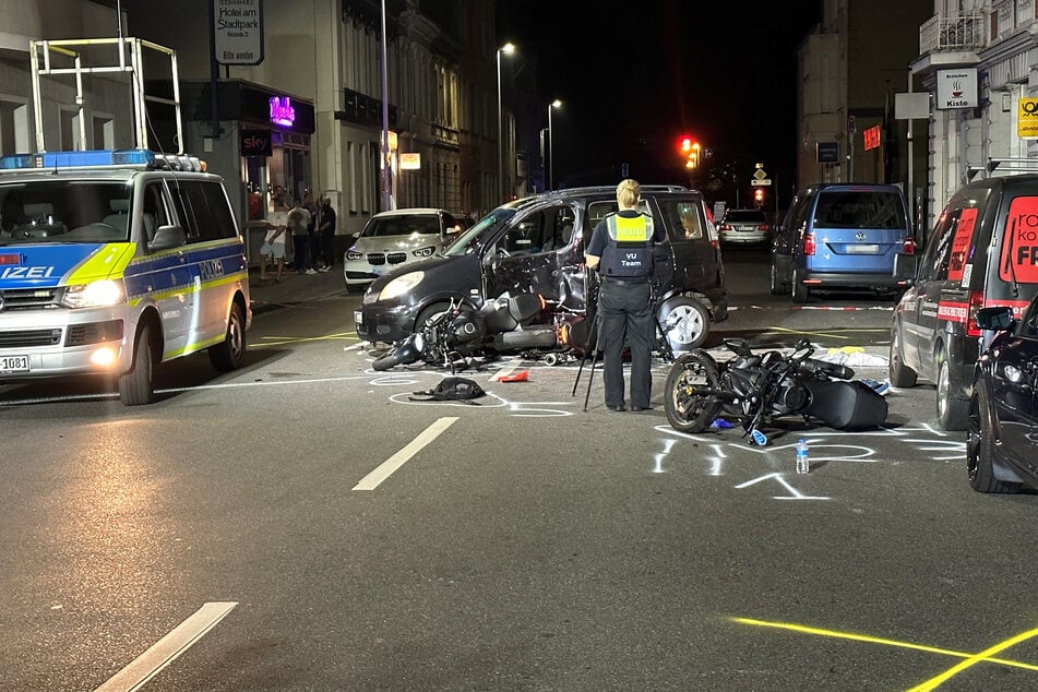 Der Unfallbereich wurde von Einsatzkräften abgesperrt.