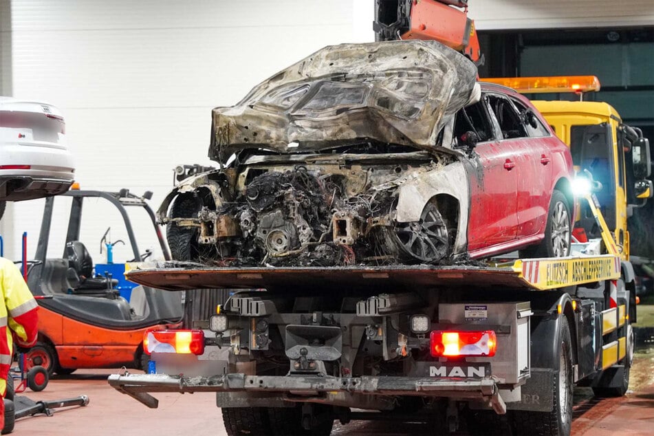 Der Audi wurde durch das Feuer stark beschädigt.
