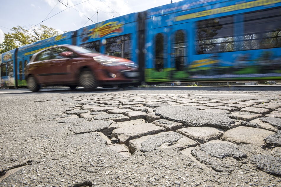 Einmal durchrütteln, bitte! Schäden wie auf der Loschwitzer Straße weisen viele Kopfstein- und Asphaltdecken auf.