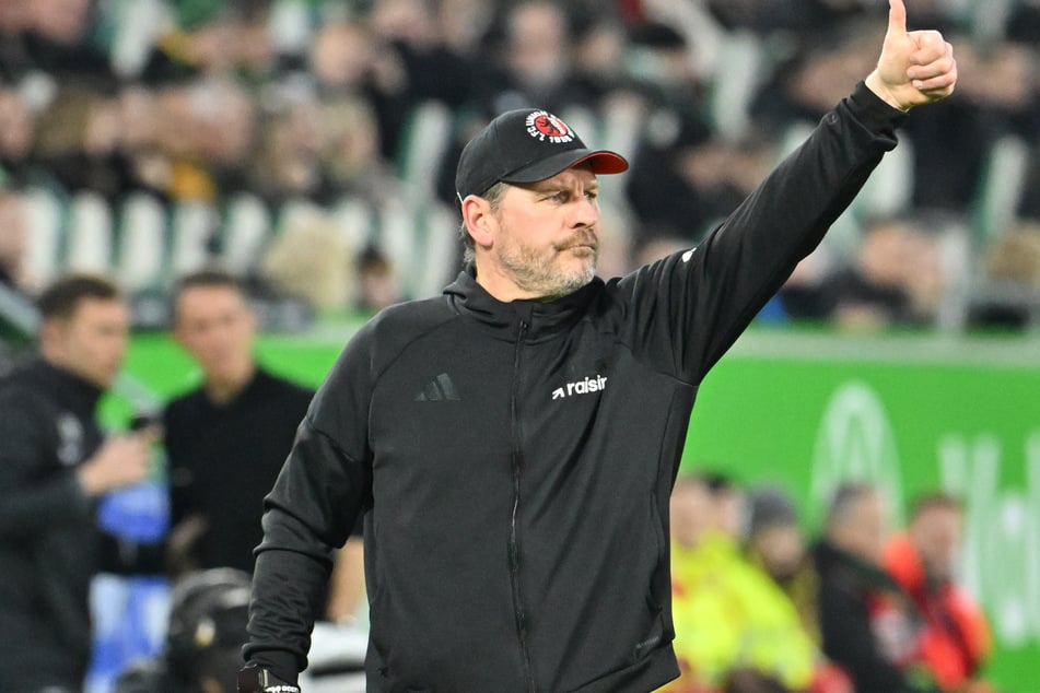 Daumen hoch: Steffen Baumgart (53) sieht Union Berlin auf dem richtigen Weg.