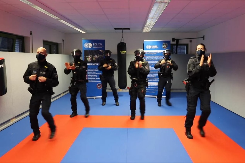 Beamte der NRW-Polizei im Märkischen Kreis tanzen in einem Video im Rahmen der "Jerusalema Challenge".