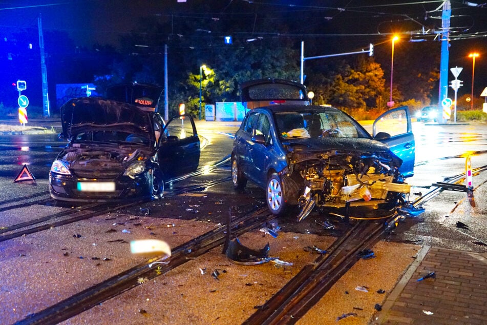 Beide Opel wurden bei dem Crash schwer beschädigt.