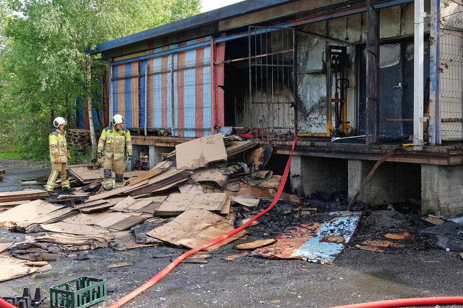 Am 1. Mai haben Unbekannte an einer Lagerhalle im Stadtteil Prohlis gezündelt.