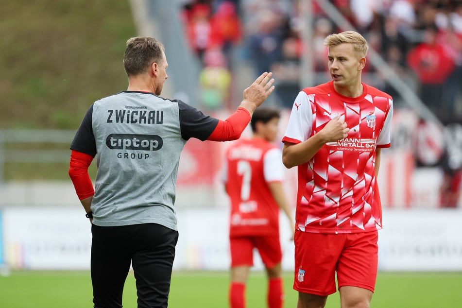 Macht FSV-Trainer Rico Schmitt (56, l.) seinen Youngster Max Somnitz (22) zum neuen Kapitän?