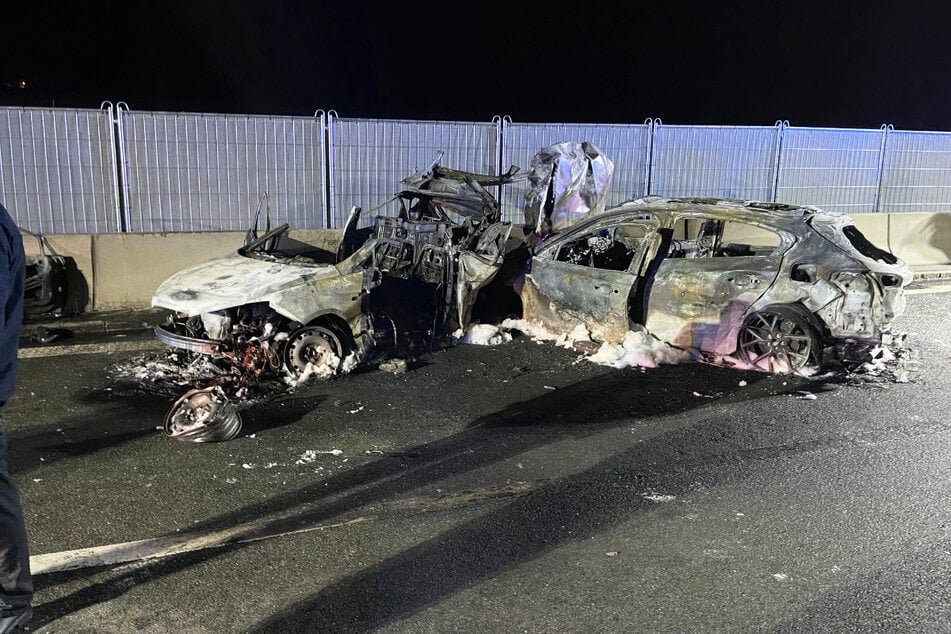 Beide Fahrzeuge brannten komplett aus – die zwei Teenager hatten keine Chance.