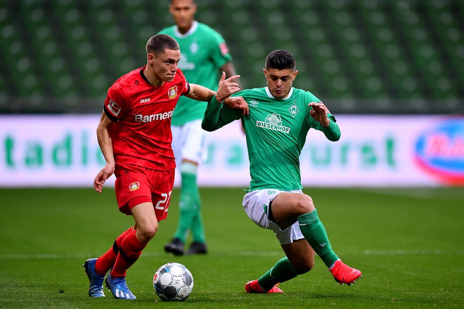 Leverkusens Florian Wirtz im Duell mit Bremens Milot Rashica.