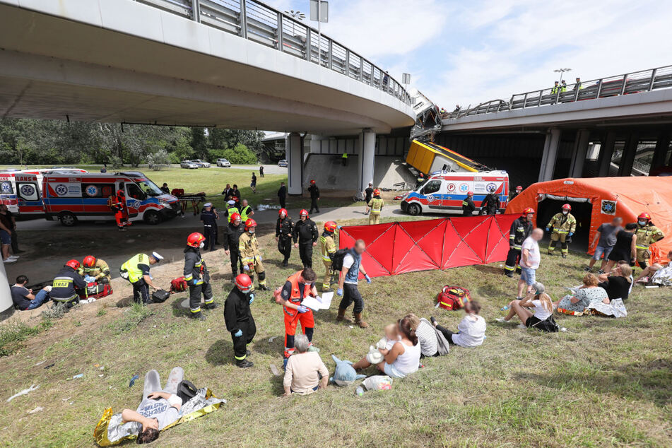 Einsatzkräfte kümmern sich um die Passagiere des Busses.