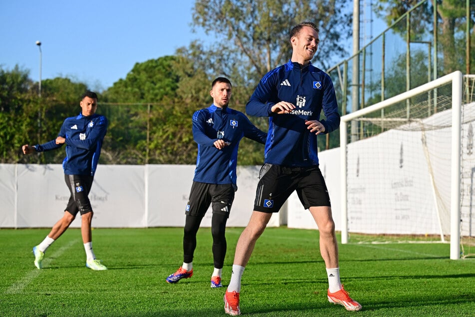 Davie Selke (l), Sebastian Schonlau (r) und Daniel Heuer Fernandes absolvierten am Vormittag eine individuelle Einheit auf dem Platz.