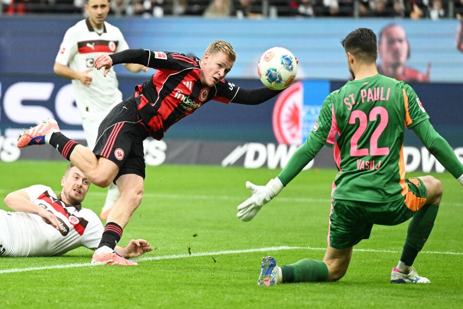 Der Stürmer (M.) von Eintracht Frankfurt hat bereits sechs Treffer in der Bundesliga auf dem Konto.