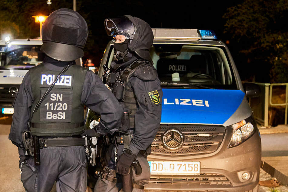 Zahlreiche Beamten rückten zur Verstärkung gegen die heftigen Randalierer an.