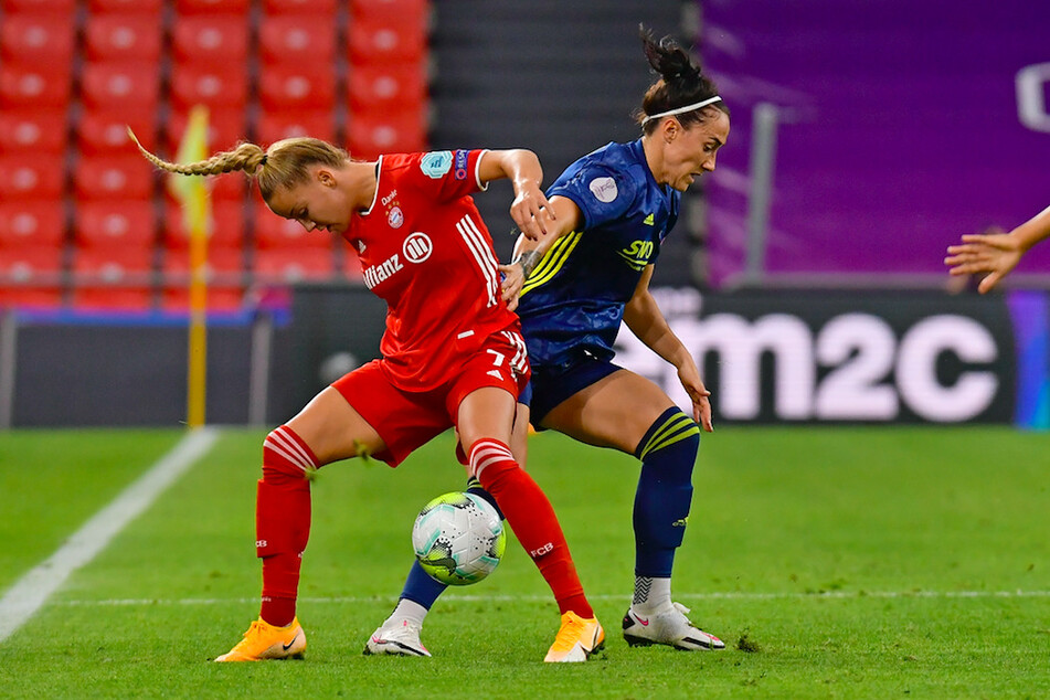 Bayerns Giulia Gwinn (l., 22) im Champions-League-Viertelfinale 2020 gegen Lyons Lucy Bronze (29).