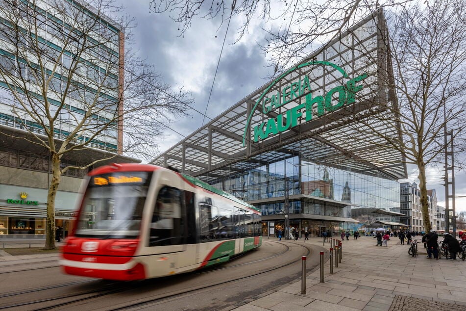 Die City-Bahnen verbrauchen in Chemnitz keinen Diesel - hier beziehen die Züge Strom über die Oberleitung. Nur außerhalb der Stadt greift die Bahn auf einen Dieseltank zurück.