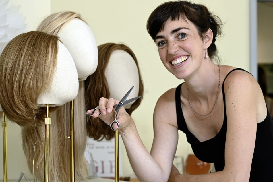 Circa 100 Stunden braucht Katharina Gemeinhardt (42), um eine Perücke in mühevoller Handarbeit herzustellen.