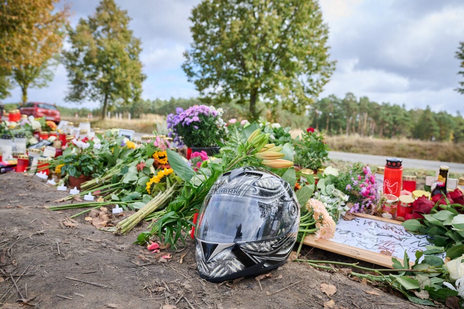 Mit einem Blumenmeer trauert die Gemeinde um die Unfallopfer.
