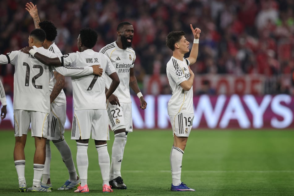 Arda Güler (r.) trifft in der ersten Minute gegen die Bayern.