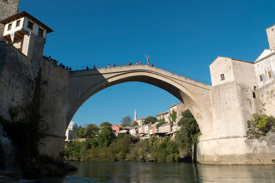 Als der 29-Jährige von der berühmten Brücke im bosnischen Mostar sprang, verletzte er sich schwer. (Archivbild)