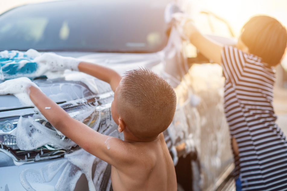 Die Kinder wollten die Autos den Angaben zufolge waschen. (Symbolbild)