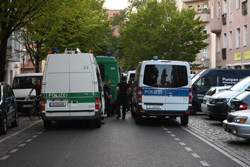 Berlin: Großeinsatz In Neukölln - Polizei Räumt Besetzte Wohnung