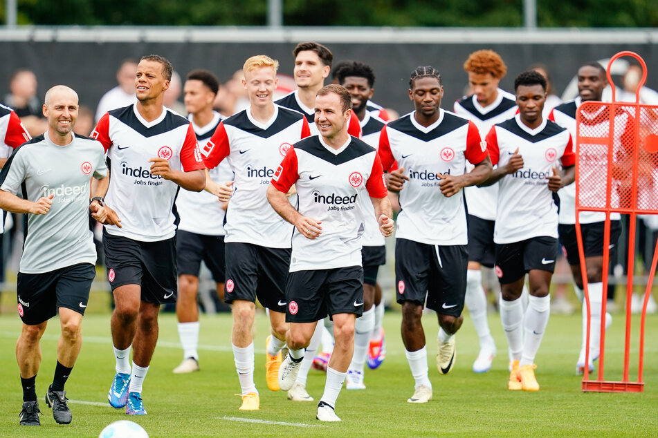 Auch Mario Götze (32, M.) war beim Trainingsauftakt der Eintracht natürlich mit von der Partie.