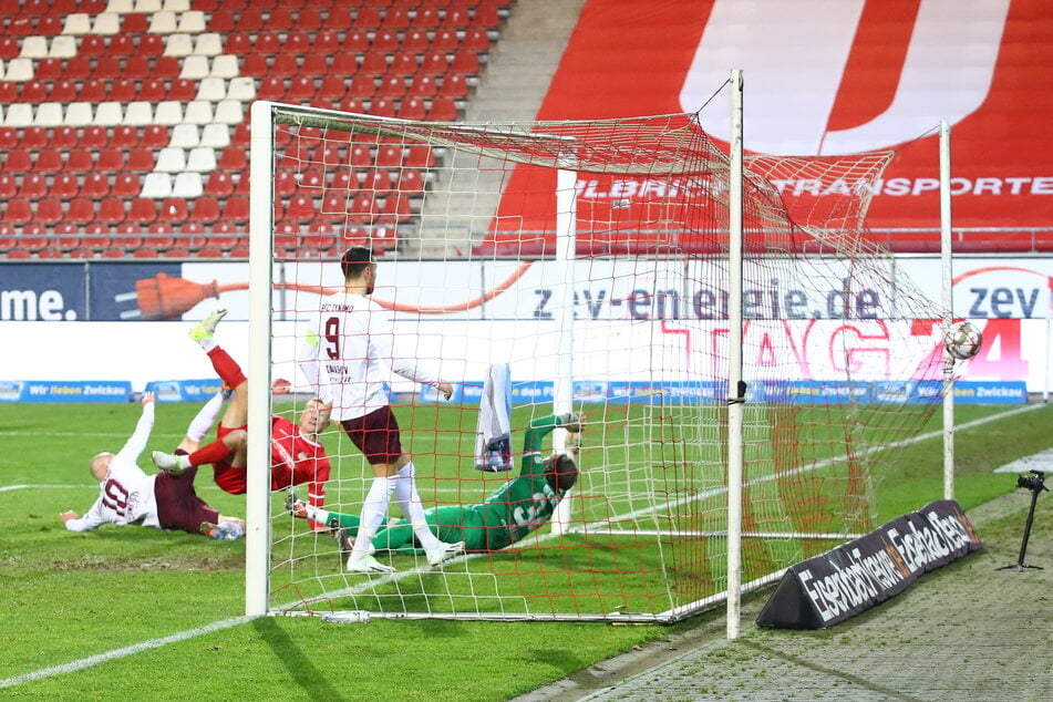 Artistisch knallte Lucas Albert (25, in Rot) die Kugel in der Nachspielzeit ins Netz.