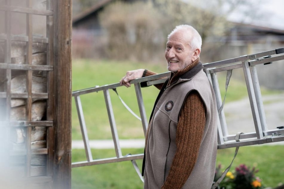 Alfons (Sepp Schauer, 73) will selbst an ihrem Haus arbeiten - nimmt er sich dabei zu viel vor?