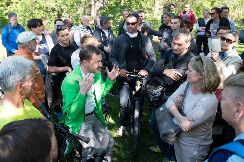 Mai 2020: Michael Kretschmer (CDU, M.), Ministerpräsident von Sachsen, spricht im Großen Garten mit Anhängern von Verschwörungstheorien zur Corona-Krise.