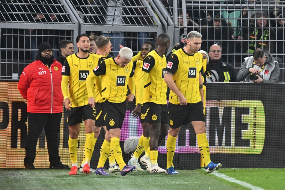 Jamie Gittens hat es krachen lassen! Der BVB führt gegen den FC Bayern.