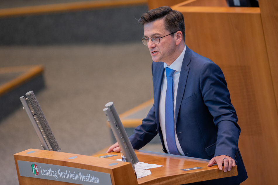 Thomas Kutschaty (53, SPD), Fraktionsvorsitzender und Oppositionsführer, spricht im Plenum des Düsseldorfer Landtags.