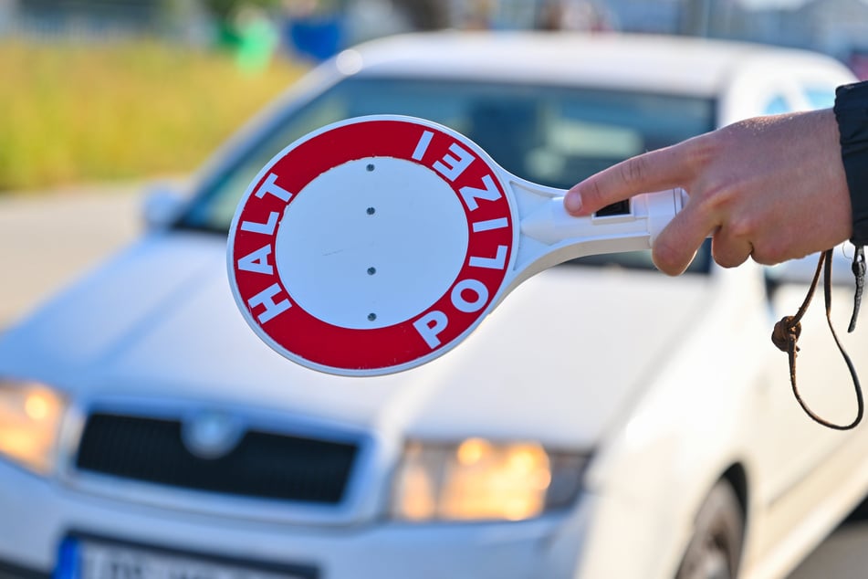 Die Bundespolizei zog am Grenzübergang Reitzenhain im Erzgebirge einen Skoda aus dem Verkehr. Im Kofferraum lag eine Softair-Waffe. (Symbolbild)