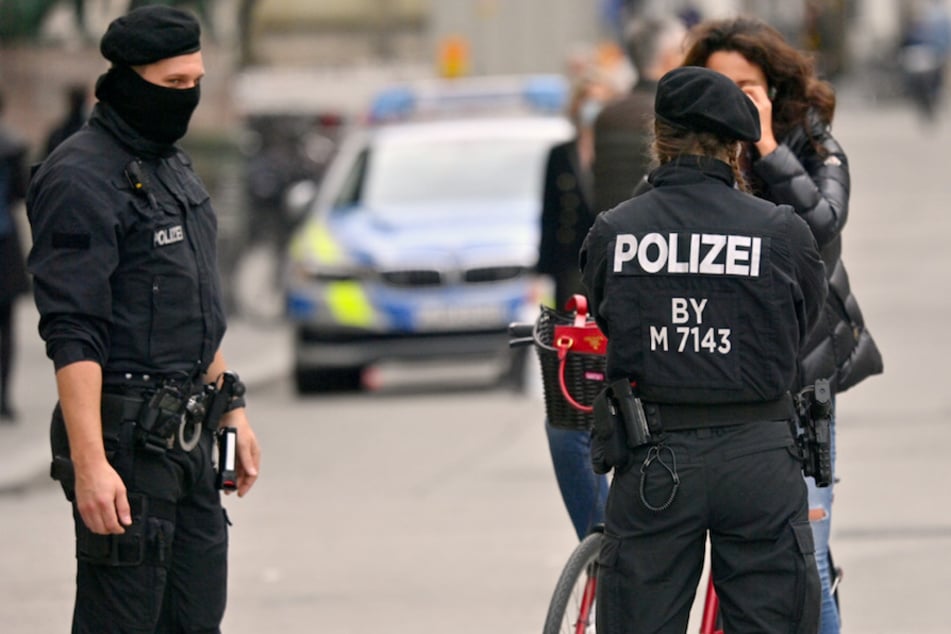 Polizisten kontrollieren in München die Einhaltung der Maskenpflicht.