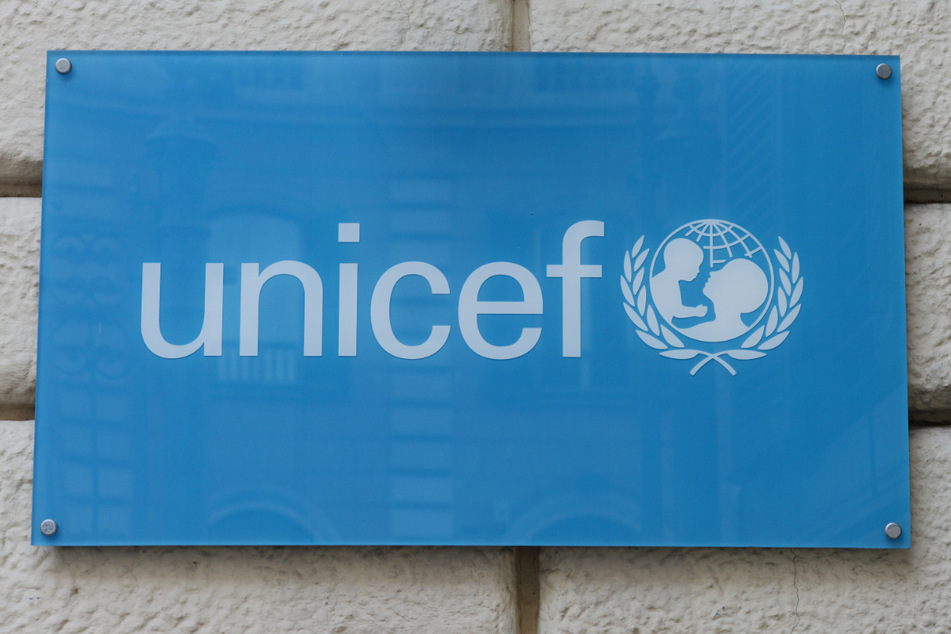 Ein Schild mit dem Logo des Kinderhilfswerks der Vereinten Nationen (UNICEF) an der Fassade seines Büros in Rom.