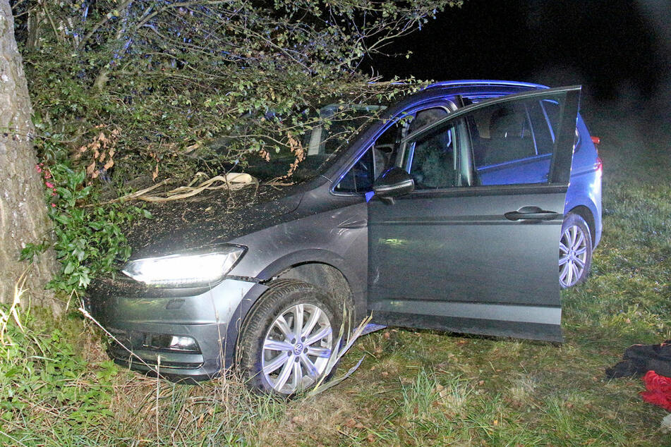 Der 57-Jährige fuhr etwa zwei Kilometer über Wiesen und Maisfelder und kam schließlich an einem Baum zum Stehen. Er verstarb später im Krankenhaus.