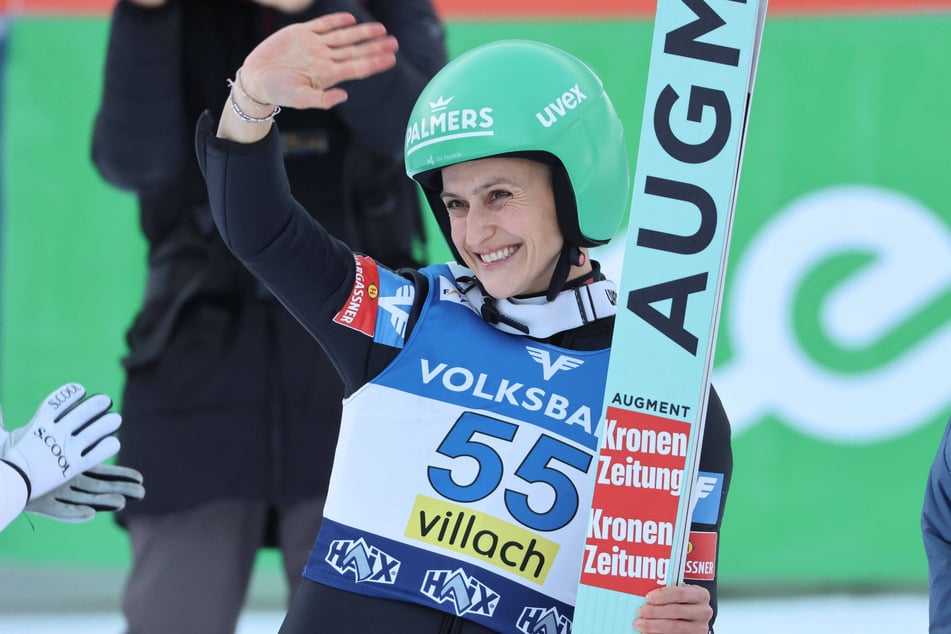Eva Pinkelnig (38) ist ein Jahr nach ihrem Totalschaden im linken Knie auf die Skisprungschanze zurückgekehrt.