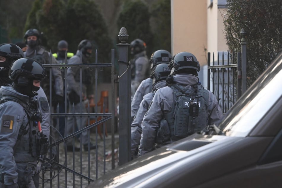 Schwer bewaffnete Polizisten schlugen bei der Remmo-Villa auf.