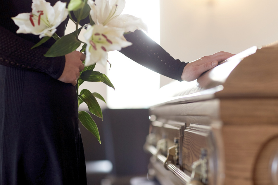 Wegen eines Vorfalls bei einer Beerdigung weigerte sich eine Witwe, die Rechnung des Bestatters über 2300 Euro zu begleichen. (Symbolbild)