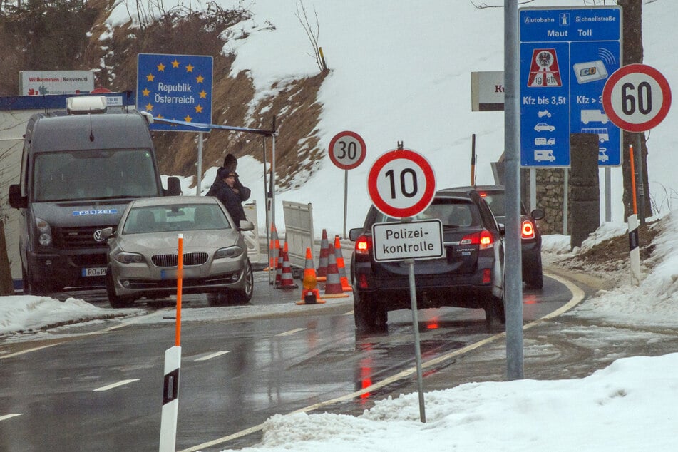 Polizisten kontrollieren nahe dem Aschauer Ortsteil Sachrang vom Kufsteinerland in Tirol die nach Österreich fahrenden PKW.