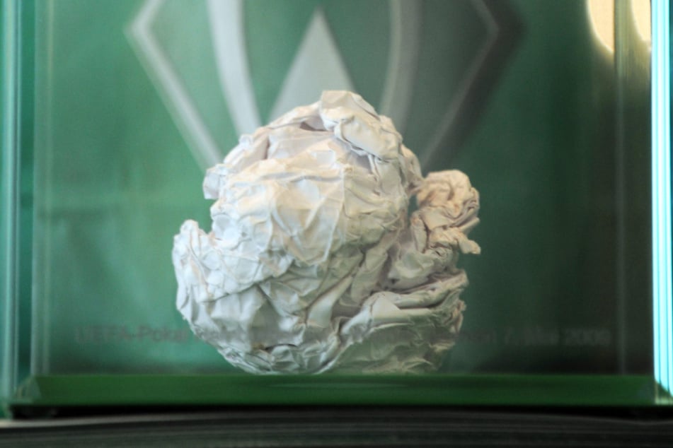 Die legendäre Papierkugel aus dem UEFA-Cup-Rückspiel zwischen dem HSV und Werder Bremen im Mai 2009 ist im WUSEUM im Weserstadion ausgestellt. (Archivfoto)