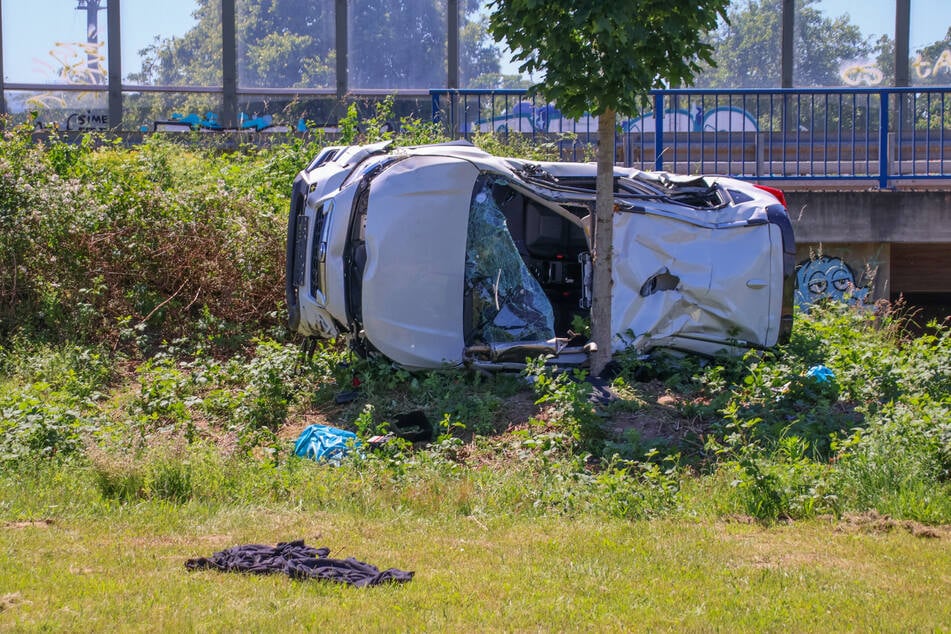 Der Subaru krachte gegen einen Baum, blieb zerstört auf der Seite liegen.