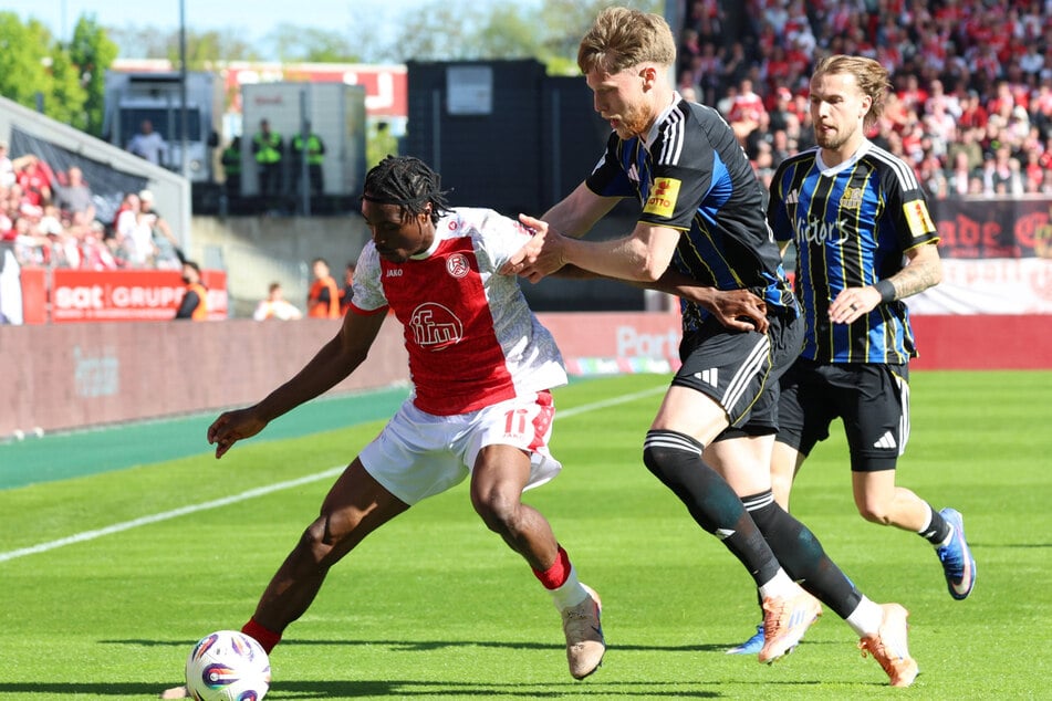 Der FC St. Pauli soll Interesse an Joel Bichsel (24, M) vom 1. FC Saarbrücken haben.