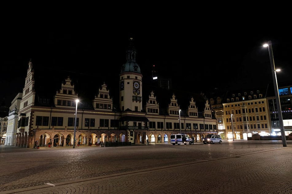 Auch das Alte Rathaus wird am Samstagabend 60 Minuten lang nicht angestrahlt. (Archivbild)
