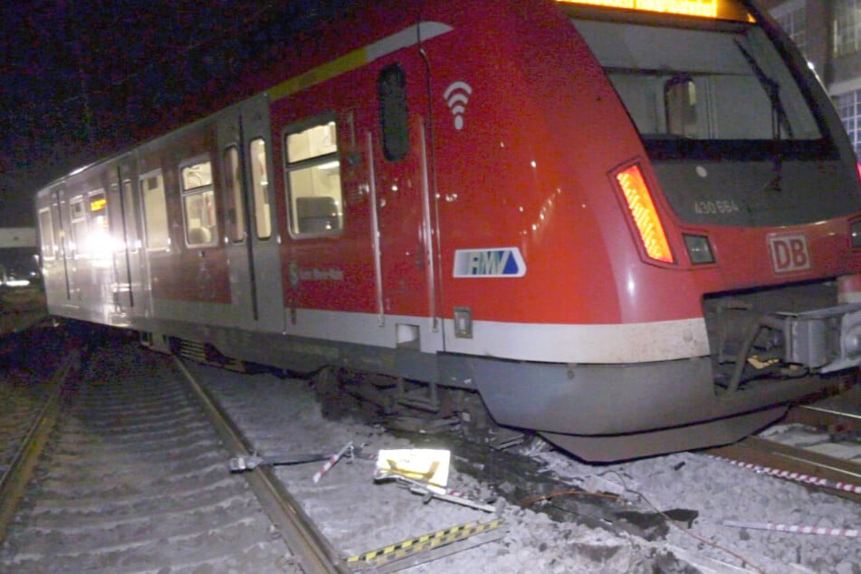Schock kurz nach Fahrtbeginn: S-Bahn kracht plötzlich aus dem Gleis