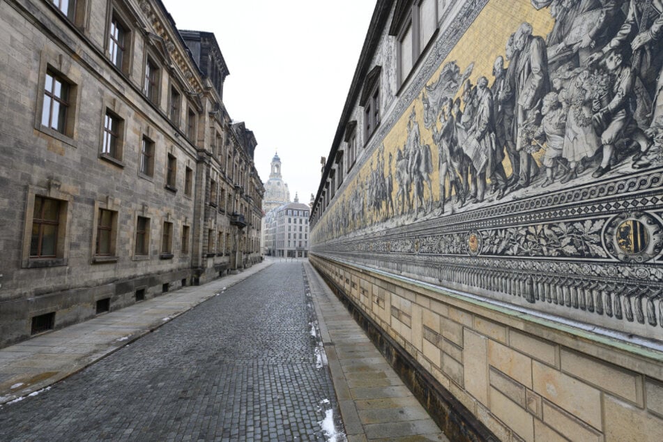 Die Augustusstraße neben dem Fürstenzug unweit der Frauenkirche ist menschenleer.